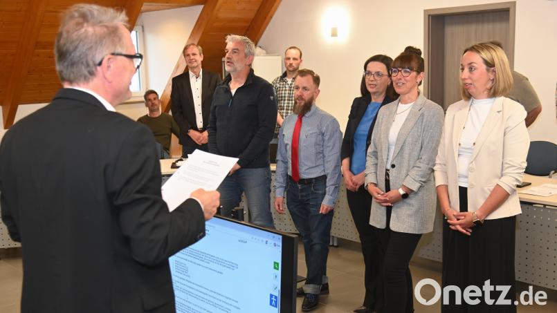 Erster Bürgermeister Hermann Böhm (links) vereidigt die neuen Poppenrichter Gemeinderäte (von rechts): Sarah Dehling, Michaela Kredler, Simone Luttenberger, Johannes Ambros und Roger Hoffmann. Michaela Kredler wurde auch zur Dritten Bürgermeisterin gewählt. Bild: Gerhard Franz