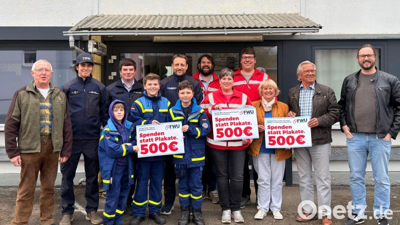 Spenden statt Plakate: Die FWU Sulzbach-Rosenberg übergibt jeweils 500 Euro an die THW-Jugend, die BRK-Wasserwacht-Jugend und MEINE e. V. Mit dabei sind unter anderem Philipp Kessler, Paul Kessler und Volker Schreier vom THW, Stefanie Schöfl, Tim Saborowski und Alfons Ostler von der Wasserwacht sowie Werner Müller und Peter Böhm von der FWU. Bild: Peter Böhm