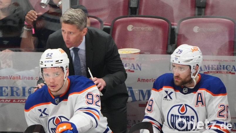 Kris Knoblauch (hinten) ist nicht mehr der Coach von Leon Draisaitl (r). (Archivbild) Bild: Lynne Sladky/AP/dpa