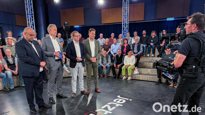 "Jetzt red i" aus Amberg: Die Frage nach dem Spritpreis-Schock Das Talk-Show-Flaggschiff der 20.15-Uhr-Fernseh-Generation, gastiert am Mittwochabend, im Musikomm in Amberg. Die Live Schaltung vor der Tagesschau: von links Stephan Protschka, Moderator Tilmann Schöberl, Martin Huber, Ludwig Hartmann. Bild: Stephan Huber