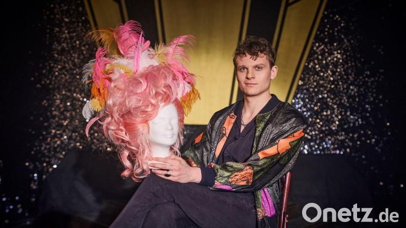 Johannes Hegemann spielt im ZDF-Film „Olivia“ den Künstler Oliver Köbel, der als Dragqueen Oliver Knöbel bekannt ist. (Handoutbild) Bild: Thomas Leidig/ZDF/Florida Film/dpa