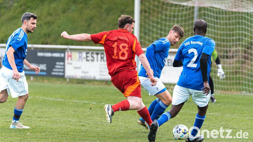 In einer umkämpften Relegationspartie setzt sich der TSV Theuern (rot) mit 2:1 gegen den TuS Rosenberg II (blau) durch. Jonas Forster (rot) sucht gegen die Defensive des TuS Rosenberg II regelmäßig den Torabschluss. Bild: Hannah Dirscherl