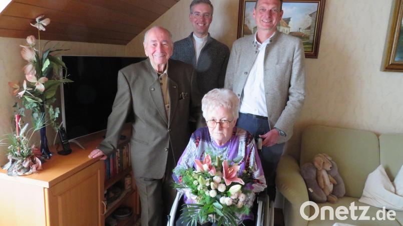Seit 60 Jahren gehen Ferdinand und Sieglinde Kamm gemeinsam durchs Leben. Stadtpfarrer Thomas Kopp und Bürgermeister Ernst Schicketanz (hinten von links) gratulierten. Bild: adj