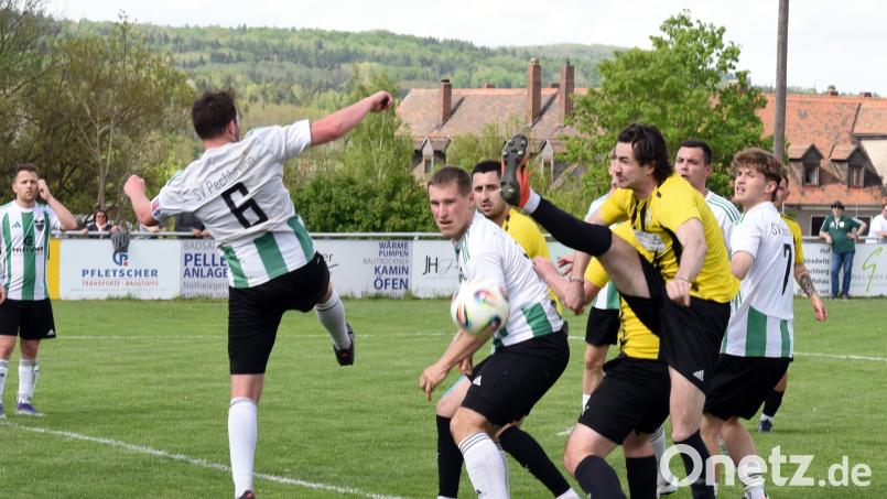 Der SV Poppenreuth (gelbe Trikots) und der SV Pechbrunn, Szene vom Poppenreuther 2:1-Sieg am vergangenen Sonntag, treffen sich nächste Saison in der Kreisklasse wieder. Poppenreuth zieht sich aus der Kreisliga zurück, Pechbrunn steigt sportlich ab. Bild: Gebert