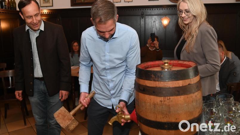 Anzapfen kann er, der neue Oberbürgermeister Michael Fritz, denn bei der Dultbierprobe gelang es ihm, kritisch beäugt von der AMC-Geschäftsführerin Erika Sauerwein (rechts) und dem Bräu Franz Kummert (links), mit drei kräftigen Schlägen das erste Fass Dultbier anzuzapfen und das ohne Spritzer. Bild: Gerhard Franz