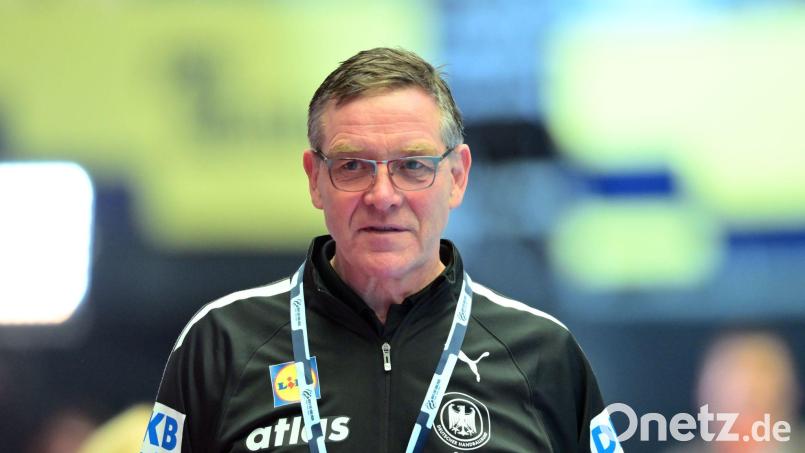 Bundestrainer Alfred Gislason trifft mit der DHB-Auswahl auf Dänemark. (Archivbild) Bild: Sina Schuldt/dpa