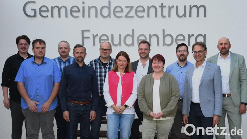 Die neu vereidigten Freudenberger Gemeinderatsmitglieder der Wahlperiode 2026 bis 2032 von links: Johannes Altmann (Grüne), Dominik Baumer (FW), Benjamin Weiß (CSU), Johannnes Schwarz (CSU), Martin Bauer (CSU), Cornelia Walz (CSU), Julian Ram (FW), Elisabeth Strobl (SPD), Martin Bauer (FW), Bürgermeister Reiner Wiedenbauer (FW) und Hans-Jürgen Plößl (FW). Bild: sche