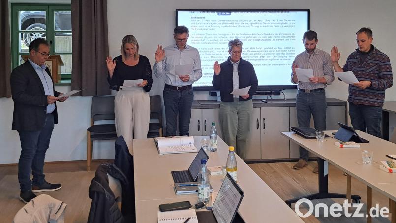 Michael Brandl vereidigt die neuen Gemeinderäte (von links) Melanie Käsbauer, Christian Obermeier, Susanne Decker, Maximilian Weingärtner und Matthias Niebauer Bild: wel