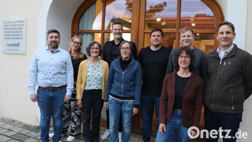 Die neu gewählten Gemeinderäte mit 1. Bürgermeister Roman Berr (Vierter von links) und 2. Bürgermeisterin Lydia Zahner (Dritte von links) mit den neu gewählten Gemeinderäten in Etzelwang. Bild: gru