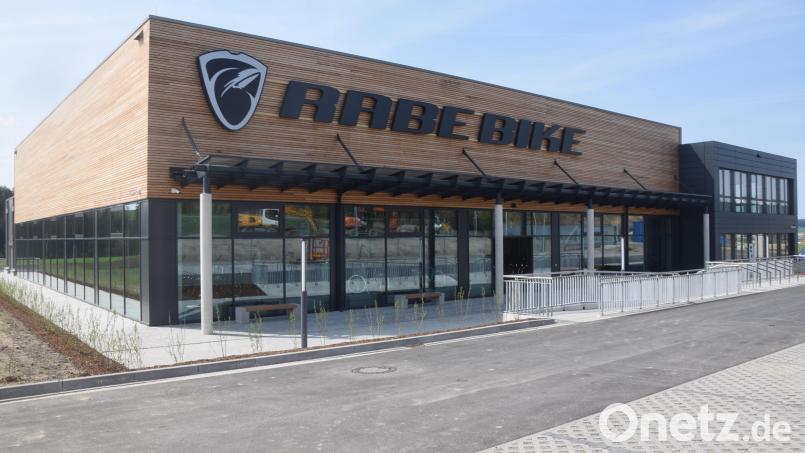 Die Firma Rabe Bike mit Ladengeschäft und Logistikzentrum ist aus dem Gewerbepark in Neuhaus nicht mehr wegzudenken. Die Entscheidung des Stadtrats 2022, das Grundstück an diese Firma zu vergeben, war wichtig und richtig. Archivbild: fz