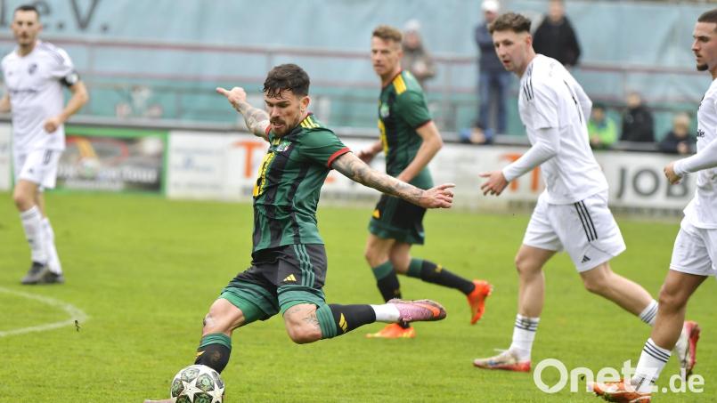 Marco Wiedmann (beim Schuss) ist einer der Spieler, die am Samstag bei der DJK Ammerthal verabschiedet werden. Archivbild: Hubert Ziegler