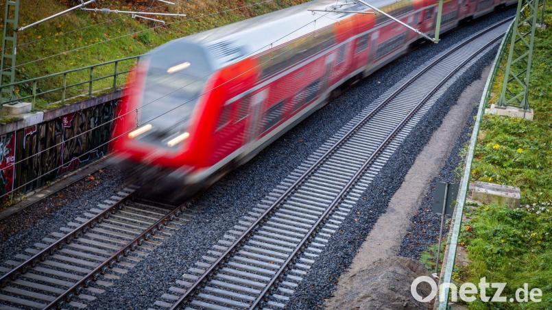 Nach gut neunmonatiger Generalsanierung fuhr der erste Personenzug wieder von Schwerin nach Hamburg. (Archivbild) Bild: Jens Büttner/Deutsche Presse-Agentur GmbH/dpa