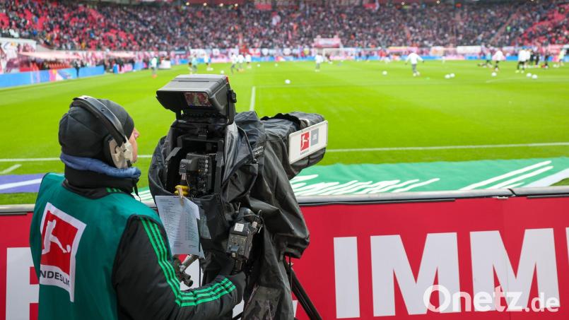 Die Medienerlöse in 1. und 2. Fußball-Bundesliga richten sich auch nach den Leistungen der Proficlubs. (Archivbild) Bild: Jan Woitas/dpa