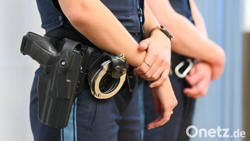 Ein Polizist gab bei der Verfolgung zwei Warnschüsse aus seiner Waffe ab. (Symbolbild) Bild: Tobias Hase/dpa