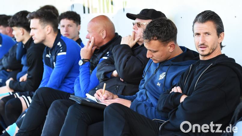 Die Verantwortlichen der SpVgg SV Weiden um Trainer Michael Riester (rechts) können in der Bayernliga Nord zum Saisonende eine fast schon historische Platzierung erreichen. Archivbild: Gerhard Büttner