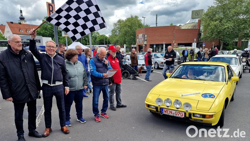 Bürgermeister Lothar Höher (links) und Reinhold Wildenauer (zweiter von links) schickten die Oldtimerfahrer mit der Startflagge auf die Rundfahrt. Bild: Reinhard Kreuzer