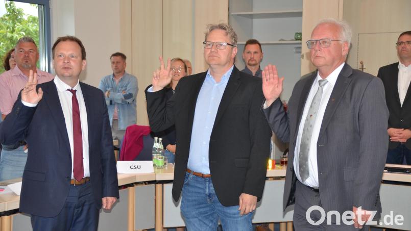 Vereidigung des neuen Führungs-Trios (von links): Erster Bürgermeister Christian Porsch, Zweiter Bürgermeister Matthias Busch und Dritter Bürgermeister Gernot Hammon. Bild: ak