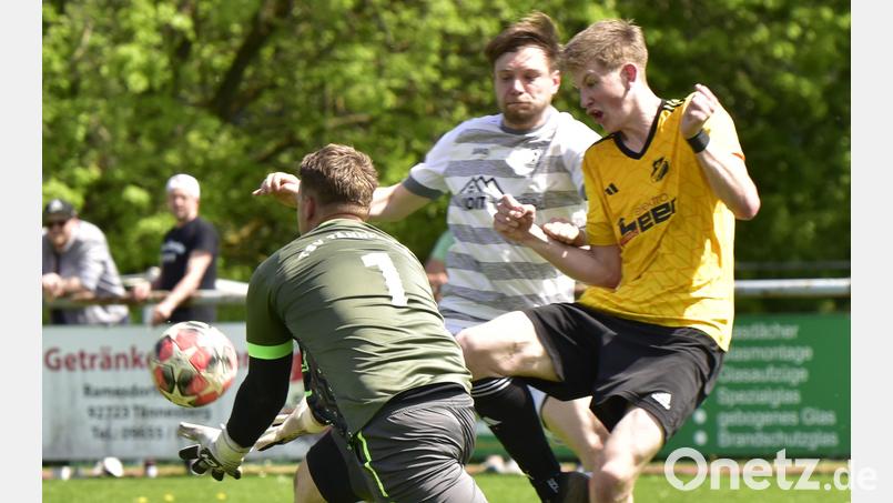 Die Spieler der Sportfreunde Weidenthal-Guteneck (gelbe Trikots) treffen am Sonntag in der Relegation zur Kreisklasse auf den FC Maxhütte. Bild: Hans Mark