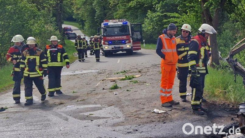 Der Kleintransporter brannte vollständig aus. Bild: -/Kreisbrandinspektion Cham/dpa