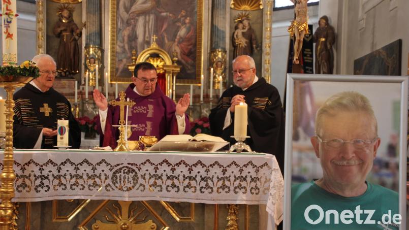 Vor dem Altar war ein Porträt von Alfred Wolf aufgestellt. Stadtpfarrer Konrad Amschl (Mitte) hielt den Trauergottesdienst. Seine Konzelebranten waren Pfarrer Johann Trescher (rechts) und Pfarrer Josef Häring (links). Bild: Konrad Rosner