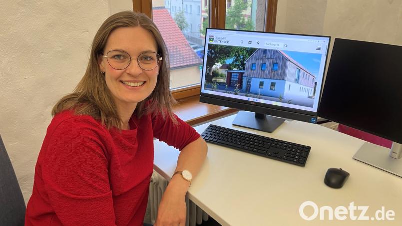 Die Gutenecker Bürgermeisterin Katharina Haas sitzt in ihrem "Prinzessinnnen-Turmzimmer", wie sie ihr Büro in Nabburg nennt. Auf dem Billdschirm ist das Rathaus von Guteneck zu sehen. Bild: ihl