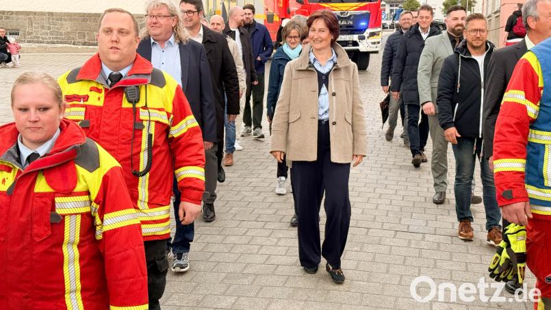 Die neue Neustädter Bürgermeisterin Tanja Kippes läuft eingerahmt von den Stadträten im Festzug mit Bürgerwehr, Marketenderinnen und Feuerwehr zur konstituierenden Sitzung des Stadtrates. Bild: Gabi Schönberger