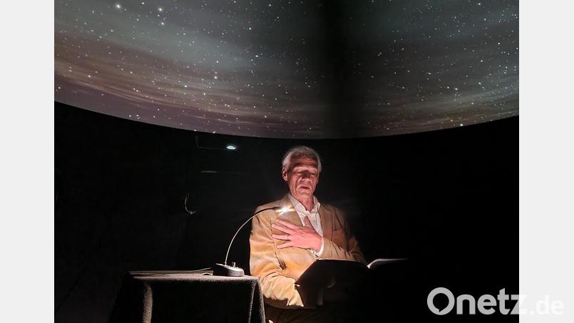 Rudolf von Waldenfels liest im Planetarium Ursensollen. Bild: Stephanie Hüttner