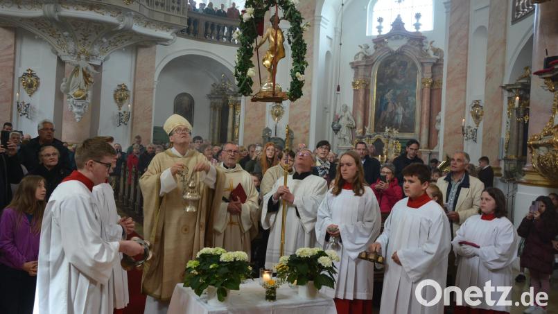 Höhepunkt an Christi Himmelfahrt war die Auffahrt der Jesusfigur gen Himmel, beziehungsweise gen Kappl-Dach. Bild: jr