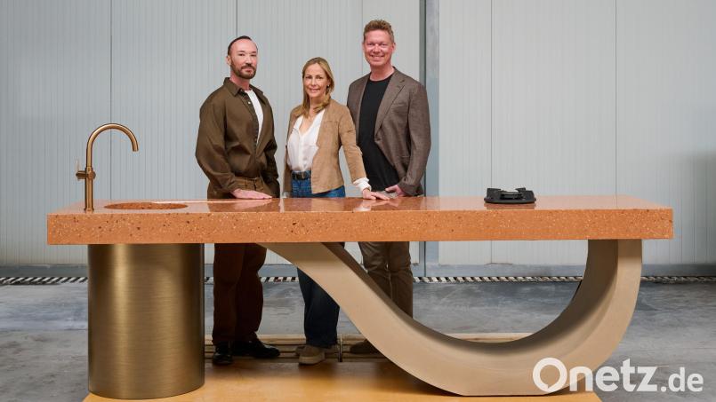 Die Godelmann-Geschäftsführer Silvia und Bernd Godelmann (rechts) präsentieren die Outdoor-Küche mit Designer Bodo Sperlein. Bild: Godelmann