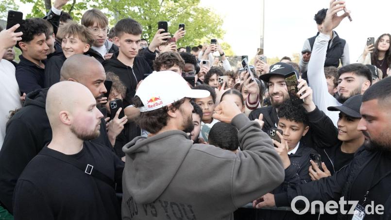Arda Saatci wurde bei seiner Ankunft in Berlin von euphorischen Fans begrüßt. Bild: Manuel Genolet/dpa