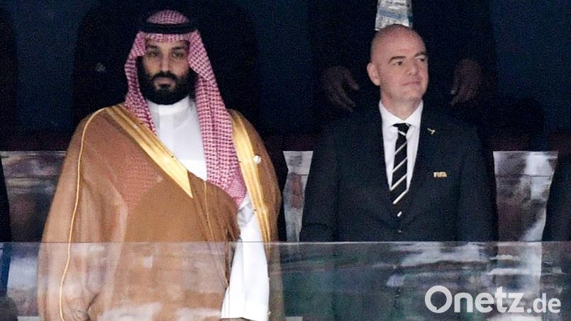 Nächster Deal: Saudi-Arabiens König Mohammed bin Salman (l) und FIFA-Präsident Gianni Infantino. (Archivbild) Bild: Alexei Nikolsky/Pool Sputnik Kremlin/dpa