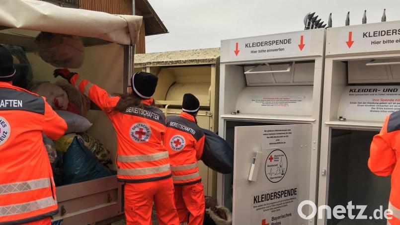 Das BRK stellt das Sammeln von Altkleidern ein und gibt alle Container-Standorte im Landkreis Schwandorf auf. Archivbild: ihl
