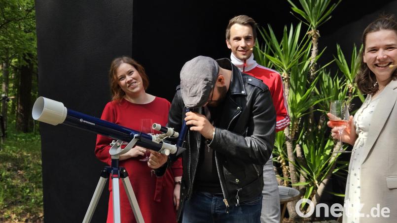Ein Teleskop, acht Schauspieler und jede Menge Geheimnisse: Das sind die Zutaten für das neue Stück des Ensembles der Freilichtbühne am Buchberg. Bild: Christopher Dotzler