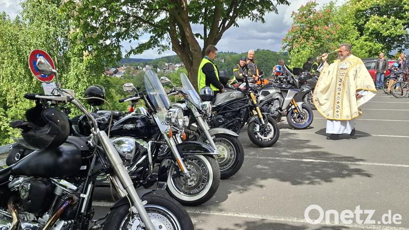 Mit Weihwasser segnete Guardian Pater Stanislaus die vielen sauber herausgeputzten Motorräder und Biker. Bild: Martin Staffe