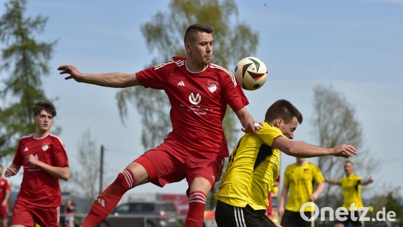 Sandro Aurich hat die Lufthoheit in diesem Duell. Am Samstag treffen er und seine Teamkollegen der SpVgg Pfreimd II im Relegationsspiel auf den FC Untertraubenbach. Bild: Hans Mark