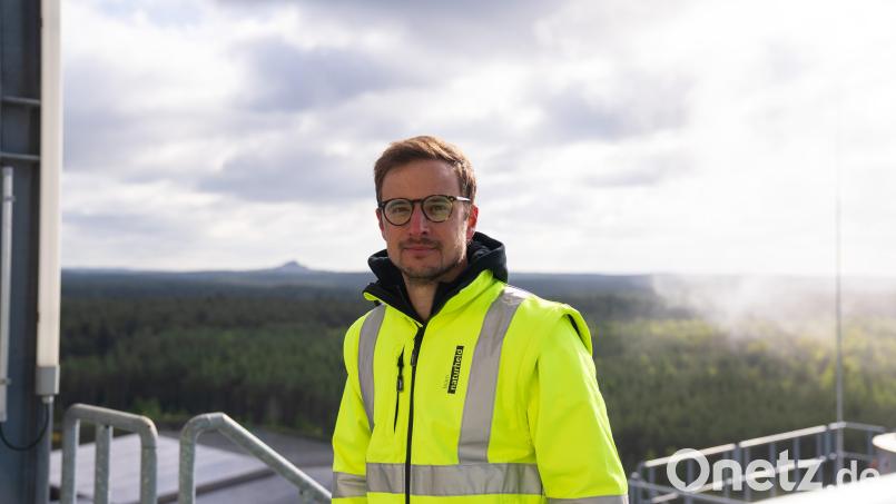 Naturheld-Werksleiter Florian Bösl hoch über dem Werk für Dämmprodukte. Auch mit der ganzen Unternehmung geht es deutlich aufwärts. Bild: Florian Wittich/Naturheld