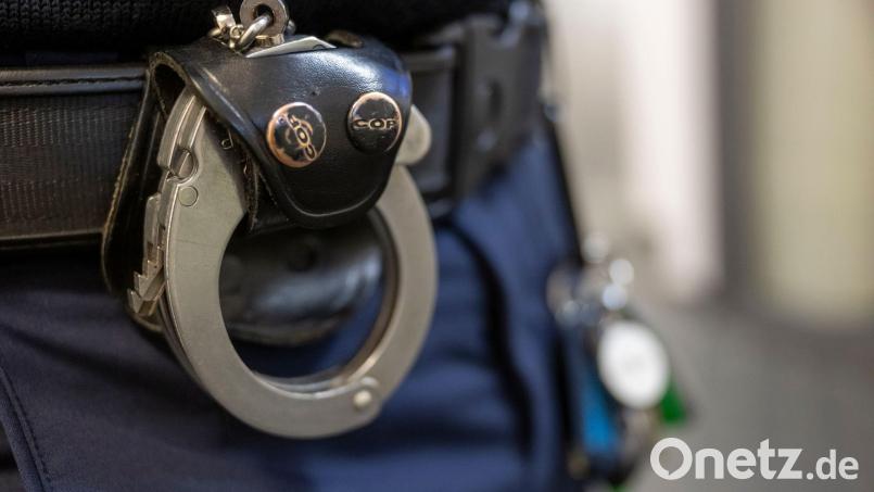 Der Mann wurde von der Polizei vorläufig festgenommen. (Symbolbild) Bild: Peter Kneffel/dpa