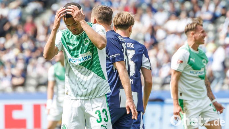 Fürth-Profi Maximilian Dietz hadert im Spiel gegen Hertha. (Archivbild) Bild: Andreas Gora/dpa