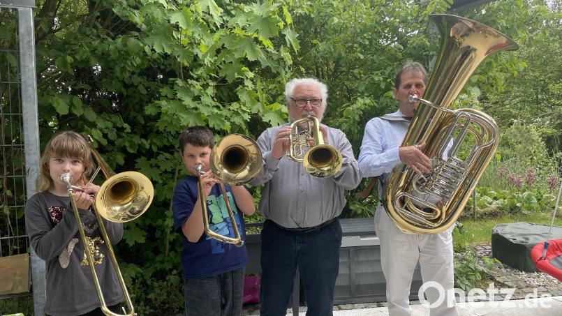 Leni Herbolzheimer, Benedikt Hiltl, Karl-Heinz Lorenz und Manfred Kölbel (von links) zeigen, wie breit das Altersspektrum des Posaunenchores geht. Der Musiker-Nachwuchs bereite trotzdem immer wieder Sorgen, sagt Kölbel. Bild: knz