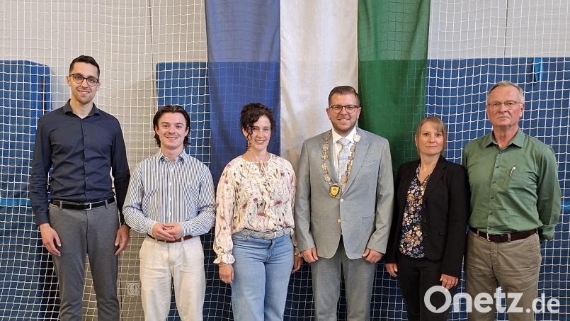 Johannes Albrecht, Christian Stahl, Tanja Hilburger, Kristina Srp und Erhard Bock (von links) wurden von Bürgermeister Michael Meiler (Dritter von rechts) als neue Mitglieder des Gemeinderats Pirk in der konstituierenden Sitzung willkommen geheißen und vereidigt. Bild: prh