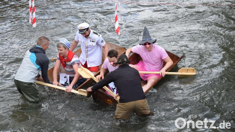 Die große Attraktion beim Blaskapellenfest in Hohenburg war das Sautrog-Rennen auf der Lauterach. Knapp 40 Zweier-Teams waren am Start. Bild: bö