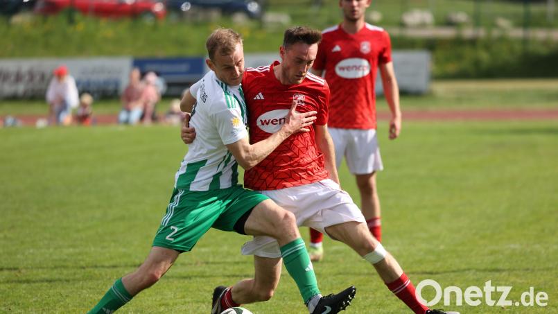 Lukas Heinrich (links) zählt mit 15 Toren in 27 Spielen zu Wernbergs erfolgreichsten Torschützen. Am Wochenende kämpft er mit dem FC noch um Platz zwei in der Bezirksliga Nord. Bild: Dieter Jäschke