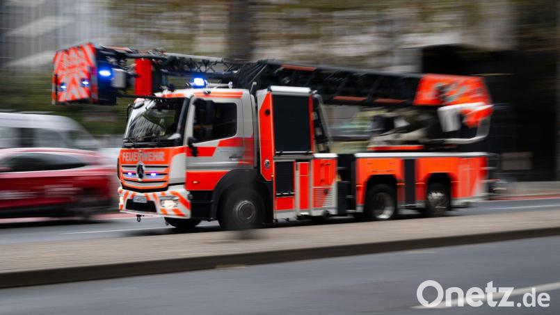 Die Feuerwehr musste mehrere Bewohner mit der Drehleiter aus dem Haus befreien. (Symbolbild) Bild: Boris Roessler/dpa
