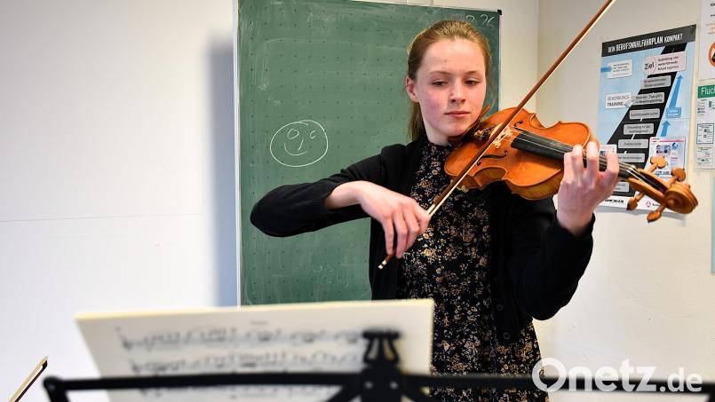 Esther Bernreuther hat ein besonderes Talent zum Geige spielen. Für sie ist Musik ihre große Leidenschaft. Fragt man die 18-Jährige nach ihren sonstigen Hobbys außer Geige nennt sie schmunzelnd das Klavier. Bild: ubb
