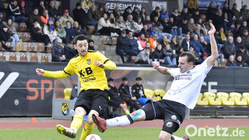 Benjamin Burger (links) hängt seine Fußballschuhe an den Nagel. Bild: Hubert Ziegler