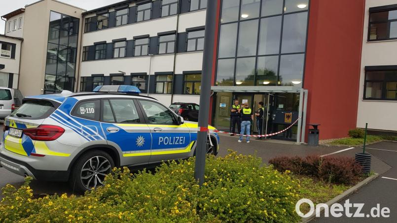 Ein vermeintlicher Amoklauf im Jobcenter in Tirschenreuth sorgte im Juli 2025 für viel Aufregung. Die Polizei sperrte das Gebäude ab. Am Ende entpuppte sich alles als frei erfunden. Archivbild: Wolfgang Benkhardt