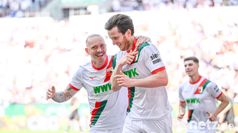 Können die Augsburger Marius Wolf (links) und Michael Gregoritsch im Saisonfinale sogar über einen Europacup-Platz jubeln? (Archivbild) Bild: Harry Langer/dpa