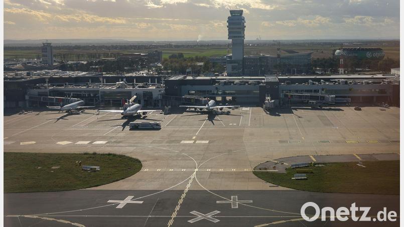 Der Nikola Tesla-Flughafen in Belgrad. Eine Maschine der Air Cairo musste auf dem Flug nach München dort ungeplant landen. (Archivbild) Bild: Jan Woitas/dpa