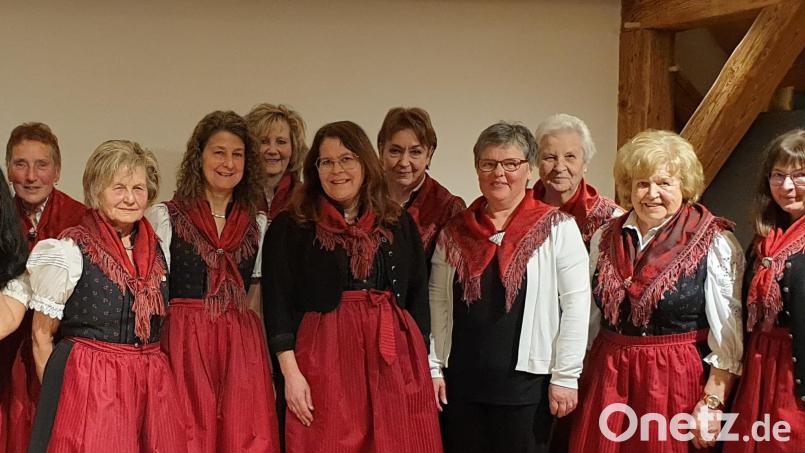 Die Chorsängerinnen haben sich einmal gleiche, schicke Dirndln in Rot und Schwarz für ihre Auftritte angeschafft. Bild: Ingrid Leser