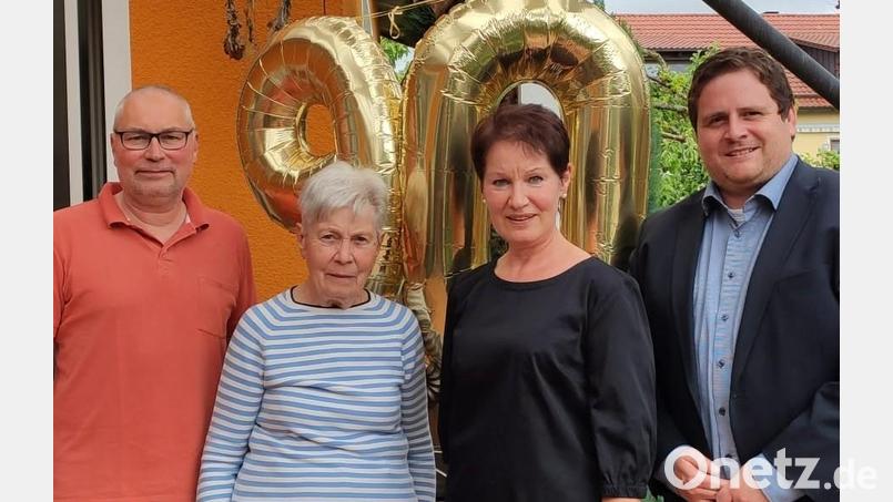 Marga Bayer (Zweite links) hat ihren 90. Geburtstag gefeiert. Gratuliert haben unter anderem Sohn Thomas, Tochter Elke und Bürgermeister Florian Reger (von links). Bild: slh